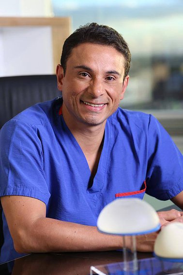 Dario Juris Medico Cirujano Plastico Colombiano, localizado en la ciudad de Bogota, uno de los mejores cirujanos del país